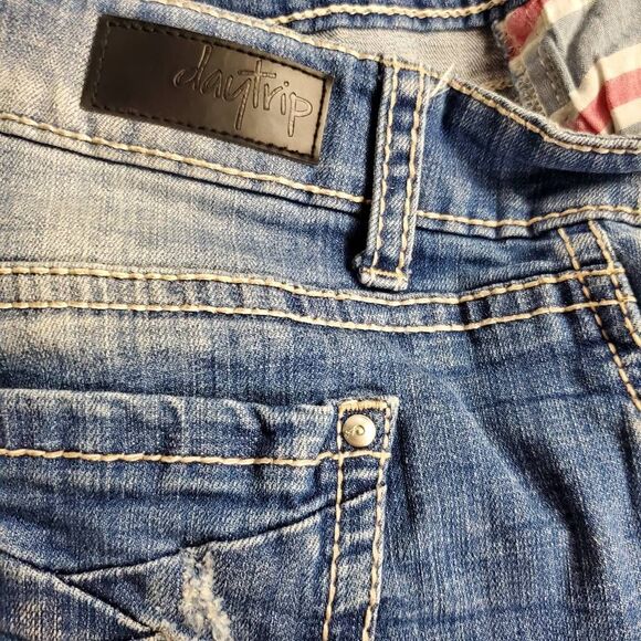 Daytrip Capricorn Distressed Cutoff Jean Shorts Women’s Size 30 Frayed Hem - Picture 6 of 7